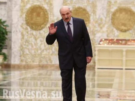 Официально: Лукашенко обучил Депардье навыкам ручной косьбы