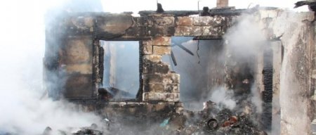 В результате обстрела ВСУ в донецком поселке Октябрьский сгорел дом