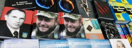На Украине наладили выпуск тетрадей с изображением Бандеры и главы движения «Правый сектор» Дмитрия Яроша
