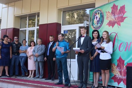 Юлия Чичерина поздравила с Днем знаний учеников Луганской школы