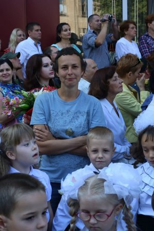 Юлия Чичерина поздравила с Днем знаний учеников Луганской школы