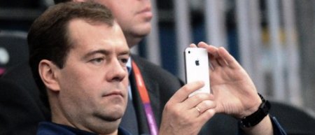 Нужен новый айфон: Путин предложил Медведева в качестве главы делегации по Сирии
