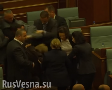 В Косово депутаты подрались и распылили слезоточивый газ в здании парламента (ВИДЕО)