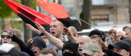 В Херсоне нацисты сожгли красный флаг на митинге левых сил