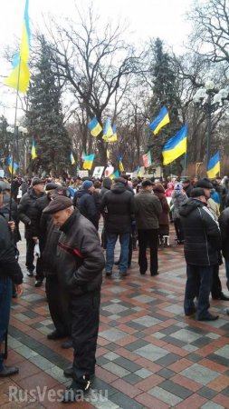 В Киеве у Верховной Рады установили виселицу (ФОТО)