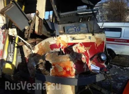 В Днепропетровске БТР ВСУ врезался в трамвай (ФОТО, ВИДЕО)