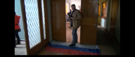 В Рубежном депутатов заставили заходить в зал по российскому флагу
