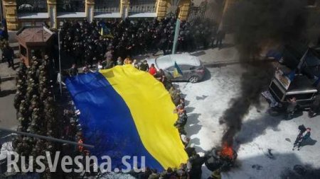 Майдан у администрации Порошенко: протестующие жгут шины и требуют люстрации (ФОТО)