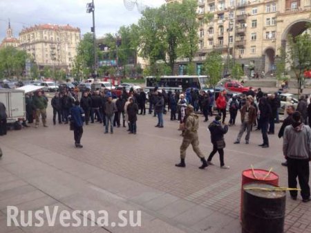 Протестующие покинули здание киевской мэрии (ФОТО)