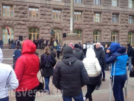 Протестующие покинули здание киевской мэрии (ФОТО)