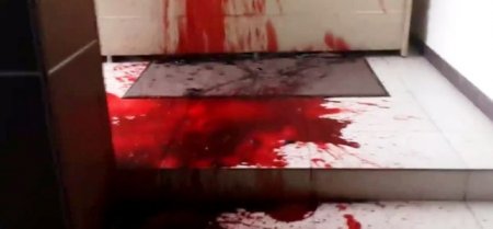 Правосеки забросали офис телеканала Ахметова кровью