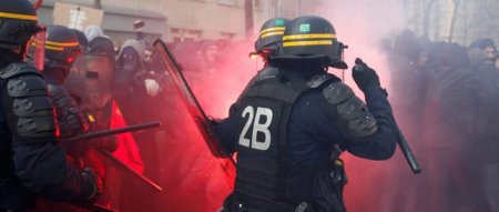 В ходе столкновений в Париже пострадал журналист ВГТРК