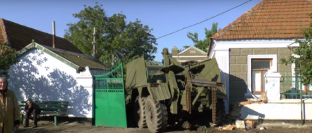 В Николаеве пьяные солдаты ВСУ въехали на «Урале» в частный дом (видео)