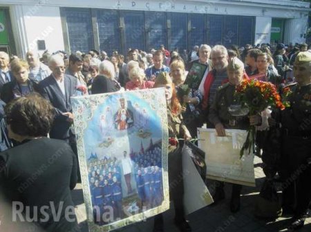 В Киеве празднуют День Победы с иконой Сталина и георгиевскими лентами (ФОТО)