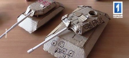 Сила мысли: Минобороны Украины и контуженый механик высоко оценили созданный школьником танк из картона Рошен