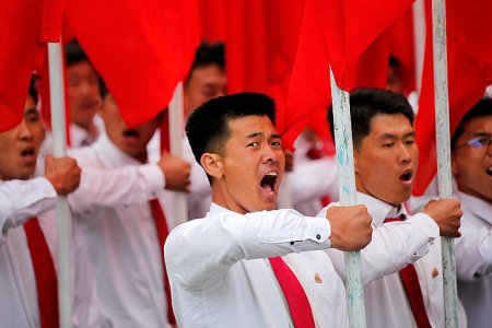 Почему в Северной Корее своим правителям поклоняются, как богам