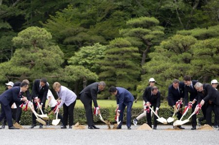 Саммит G7 в Японии: собака-посол, дети с флагами и посадка кедров в языческом храме (ФОТО)