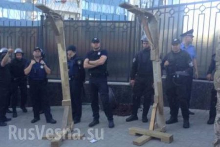 СРОЧНО: Украинские неонацисты напали на генконсульство России в Одессе (ФОТО, ВИДЕО 18+)
