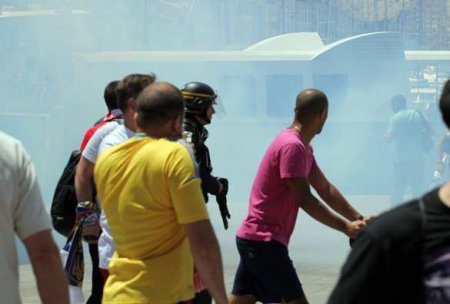 Полиция Марселя разогнала слезоточивым газом украинских и польских фанатов