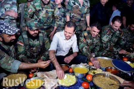 Асад встретился с сирийскими военными за вечерним столом (ФОТОФАКТ)