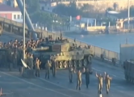 На мосту через Босфор полиция спасла от расправы сдавшихся мятежников