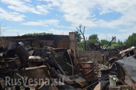 В Донецке в результате обстрела ВСУ сгорел дом и 7 автомобилей (ФОТО)