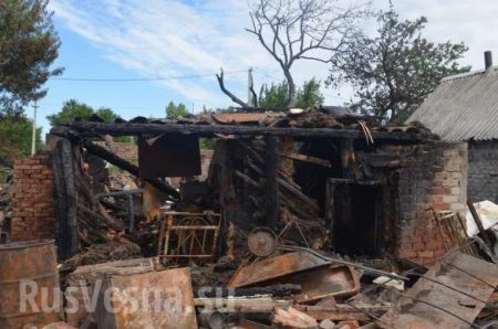 В Донецке в результате обстрела ВСУ сгорел дом и 7 автомобилей (ФОТО)