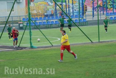 Спортивный модник Саакашвили сыграл в футбол с журналистами (ФОТО)