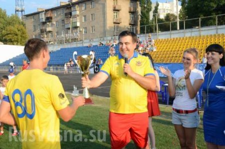 Спортивный модник Саакашвили сыграл в футбол с журналистами (ФОТО)