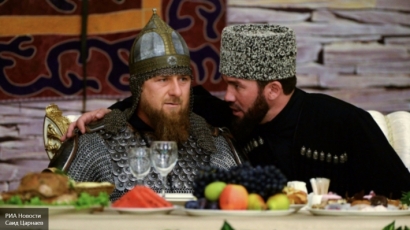 Кадыров пришёл на приём в доспехах и с копьем (ВИДЕО)