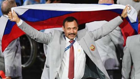 Белорусский спортсмен, который пронёс флаг России в Рио, прокомментировал свой поступок