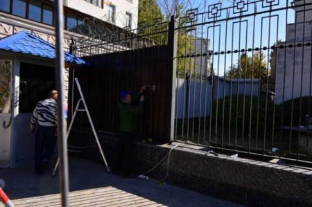 В Киеве посольство России усиливает свою безопасность