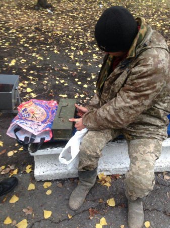 Настойчивый: Полиция уже второй день не дает военному отправить в Днепропетровск посылку с гранатами и тротилом