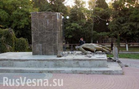 В Крыму вандалы разрушили памятник Ленину (ФОТО)