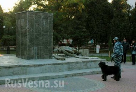 В Крыму вандалы разрушили памятник Ленину (ФОТО)