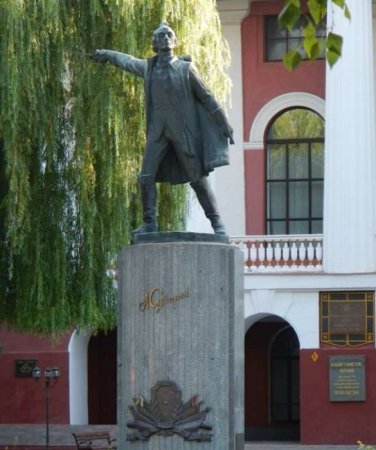 В Киеве демонтируют памятник Суворову