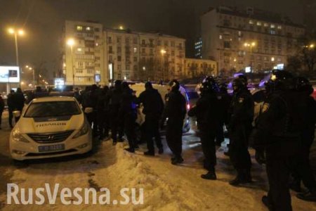 Драка с полицией, помидоры и яйца — радикалы попытались сорвать концерт Потапа и Насти в Киеве (ФОТО, ВИДЕО)