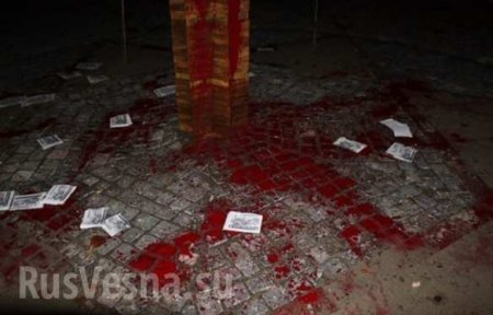 На Украине фашизма нет: в Ужгороде памятник жертвам Холокоста облили краской (ФОТО)