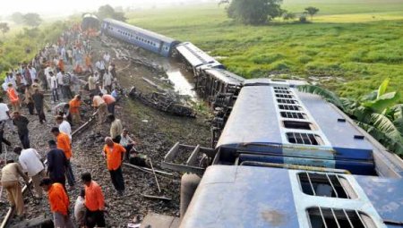 Трагедия в Индии: число погибших от схода с рельсов поезда превысило 32 человека (ВИДЕО)