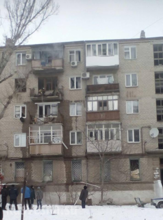 ВСУ обстреляли Докучаевск, поврежден многоэтажный дом и магазин (ФОТО)