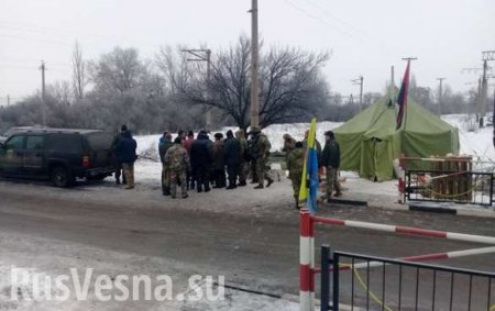 Жители Донбасса выступили против украинских боевиков, блокирующих железную дорогу (ФОТО, ВИДЕО)