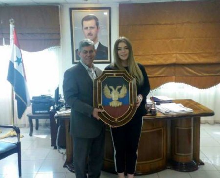 Марьяна Наумова передала Асаду подарок от бойцов и главы ДНР