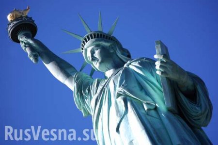 На статую Свободы в США повесили антитрамповский плакат (ФОТО)