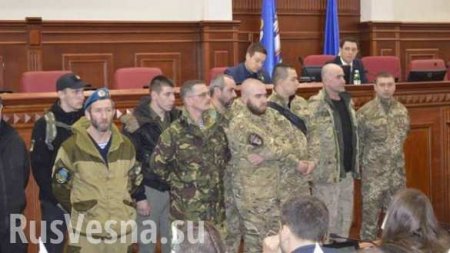 Украинские военные с боем ворвались в Киевсовет (ВИДЕО)