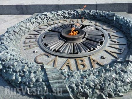 В Киеве вандалы разрушили мемориал Вечной Славы (ФОТО)