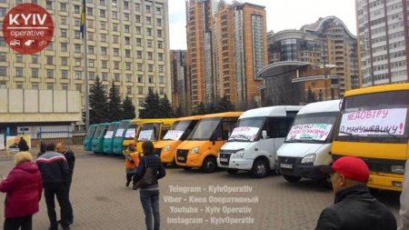 В Киеве маршрутчики блокируют обладминистрацию из-за снижения платы за проезд (ФОТО)