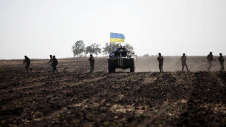 Украинский военный грузовик подорвался на мине