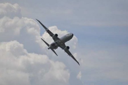 Пассажир испанского самолета снял на видео объект, похожий на НЛО