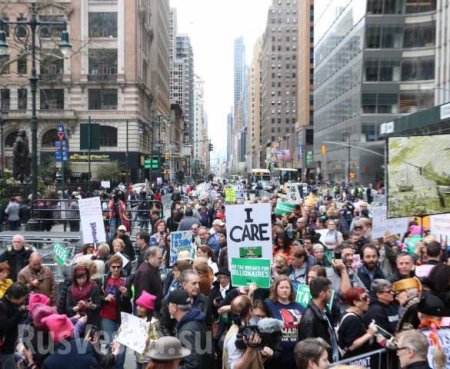 В Нью-Йорке протестующие требуют от Трампа отчитаться об уплате налогов (ФОТО, ВИДЕО)