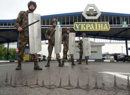 Знайте, куда едете: пользователей украинских соцсетей удивили пограничные знаки на границе с Венгрией